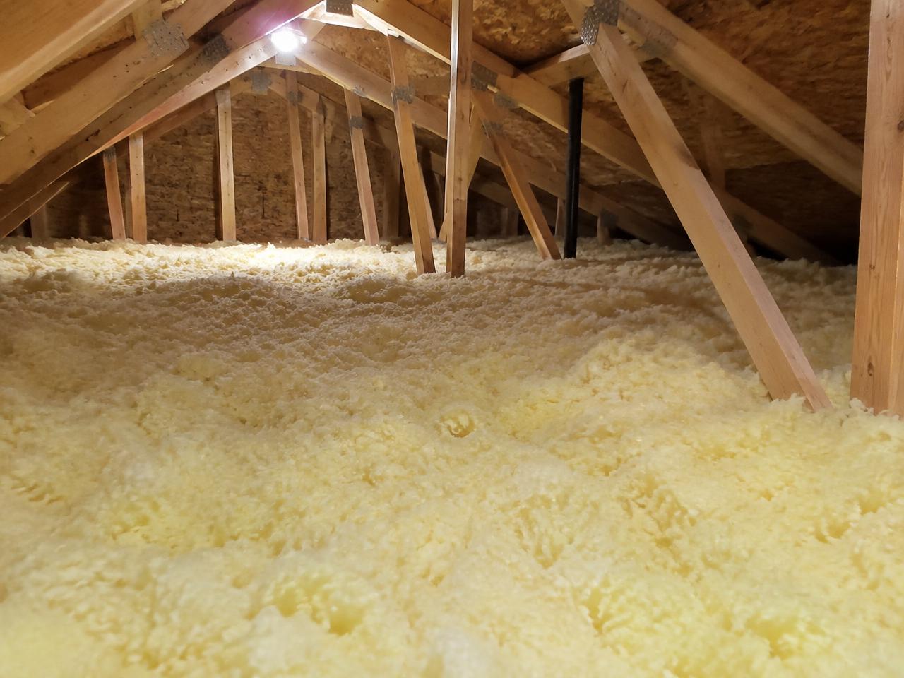Entretoit avec couche uniforme d'isolant soufflé en fibre de verre sur le plancher
